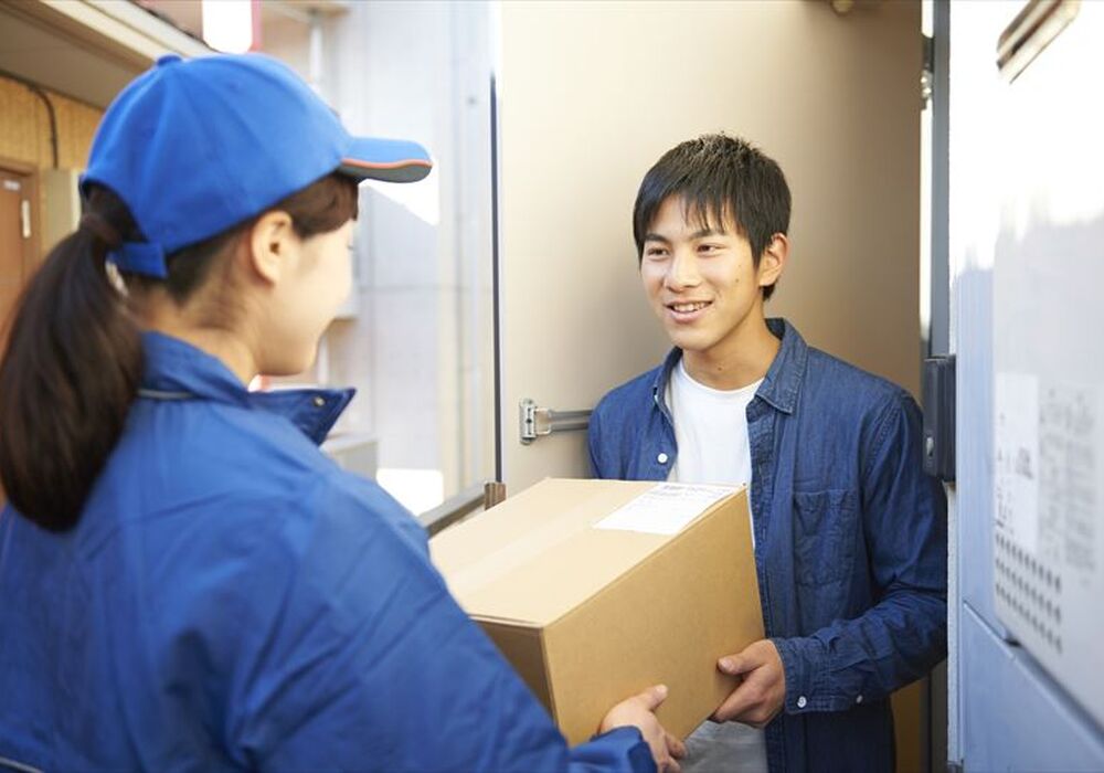 配達する女性スタッフ