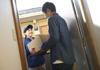 荷物を届ける女性スタッフ