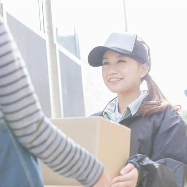 小包を渡す女性